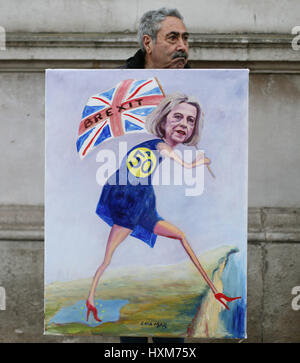 Artiste politique Kaya Mar en dehors de Downing Street, Londres, le jour que la Grande-Bretagne déclenche l'article 50 de quitter l'UE. Banque D'Images