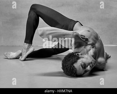 Le male ballet dancer posing sur fond gris Banque D'Images