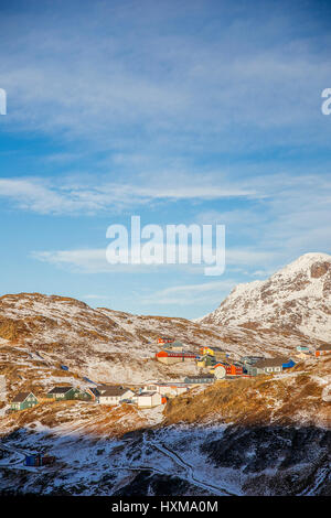 Tasiilaq ensoleillée, qui est une ville dans la municipalité de Sermersooq dans le sud-est du Groenland. Le Groenland est une autonomouscountry dans le royaume d'Denm Banque D'Images