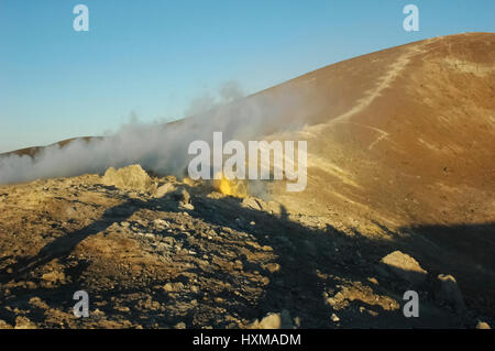 Les fumerolles au sommet du volcan Banque D'Images