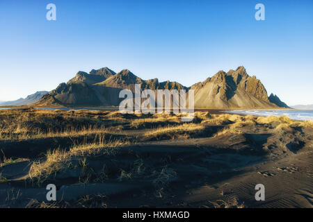 Dunes de sable et de Stokksnes Vestrahorn montagnes en fin d'après-midi la lumière d'automne sur une bonne journée ensoleillée, l'Islande Banque D'Images