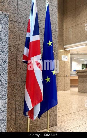 L'Union européenne drapeau et drapeau de l'Union européenne côte à côte dans le Bâtiment Justus Lipsius à Bruxelles en tant que l'article 50 doit être déclenchée. Banque D'Images