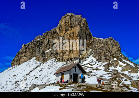 Chapelle de Trois hut crénelée en face de Sextener Stein dans la neige, Sexten Dolomites Tyrol du Sud, Province, Province du Tyrol du Sud Banque D'Images