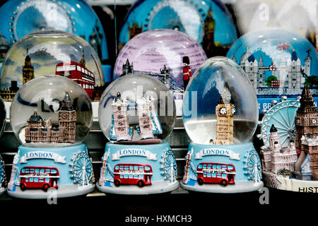 Une boutique qui vend des boules à neige avec des monuments de Londres, en Angleterre. Banque D'Images