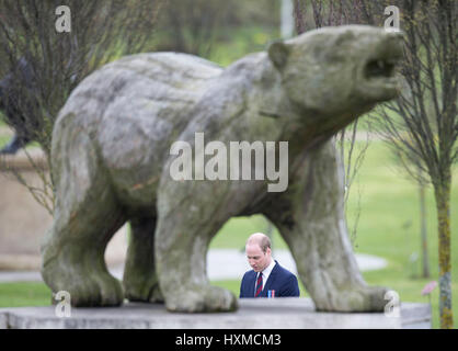 Le duc de Cambridge par le mémorial de l'ours polaire au cours d'une visite d'ouvrir un nouveau centre du souvenir au National Memorial Arboretum à Alrewas, Staffordshire. Banque D'Images