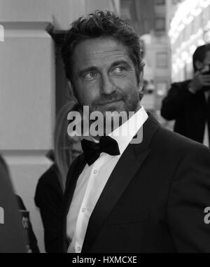 London, UK, 2 septembre 2014 : gerard butler ( Image ) altérées au monochrome assiste à la gq men of the year awards au Royal Opera House de Londres, au Royaume-Uni. Banque D'Images