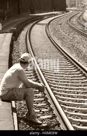 Homme attendant le train Banque D'Images