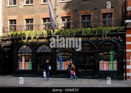 Les locaux de la longue London wine merchant Berry Bros & Rudd sur St James's Street Banque D'Images