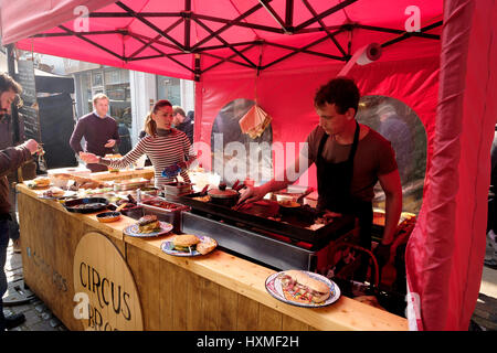 Circus Bros. - une rue gourmet food vente d'aliments sur le sol espagnol Strutton marché, Victoria Banque D'Images