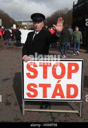 Anti-Brexit participants habillés comme des agents des douanes, de protestation à l'extérieur de Stormont, à Belfast, en tant que premier ministre Theresa peut déclencher l'article 50, le démarrage du processus qui fera en sorte que la Grande-Bretagne quitter l'UE. Photo date : mercredi 29 mars, 2017. Voir la politique histoire Brexit PA L'Ulster. Crédit photo doit se lire : Brian Lawless/PA Wire Banque D'Images