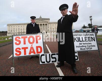 Anti-Brexit participants habillés comme des agents des douanes, de protestation à l'extérieur de Stormont, à Belfast, en tant que premier ministre Theresa peut déclencher l'article 50, le démarrage du processus qui fera en sorte que la Grande-Bretagne quitter l'UE. Photo date : mercredi 29 mars, 2017. Voir la politique histoire Brexit PA L'Ulster. Crédit photo doit se lire : Brian Lawless/PA Wire Banque D'Images