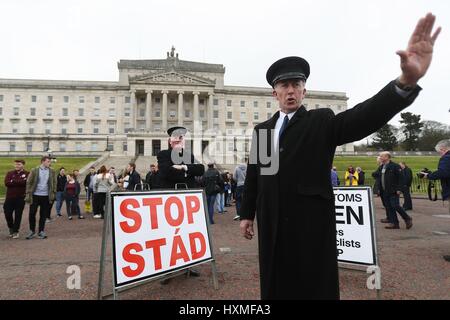 Anti-Brexit participants habillés comme des agents des douanes, de protestation à l'extérieur de Stormont, à Belfast, en tant que premier ministre Theresa peut déclencher l'article 50, le démarrage du processus qui fera en sorte que la Grande-Bretagne quitter l'UE. Photo date : mercredi 29 mars, 2017. Voir la politique histoire Brexit PA L'Ulster. Crédit photo doit se lire : Brian Lawless/PA Wire Banque D'Images