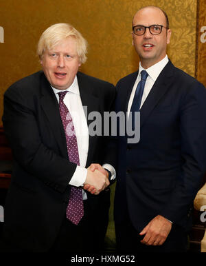 Secrétaire des affaires étrangères Boris Johnson accueille le ministre des Affaires étrangères italien Angelino Alfano au Foreign Office, avant une réunion à Londres. Banque D'Images