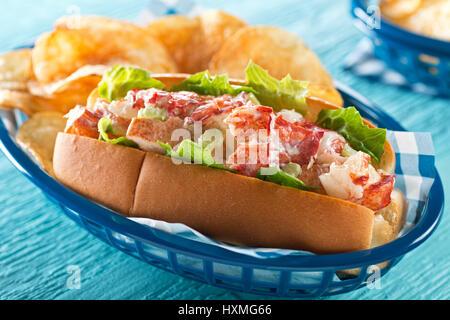 Un délicieux rouleau de homard avec de la laitue, le céleri, la mayonnaise, et croustilles de pommes de terre. Banque D'Images