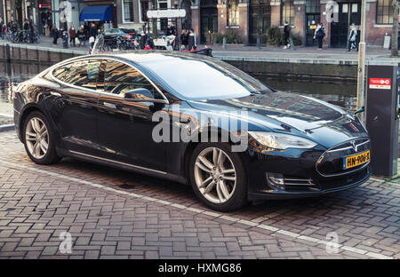 Amsterdam, Pays-Bas - 24 Février 2017 : Noir Tesla Model S, plein de taille tous les cinq portes électriques, luxe liftback, produit par Tesla Motors Banque D'Images