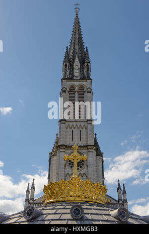 La partie supérieure de la basilique avec couronne dorée annonce cross à Lourdes, France Banque D'Images