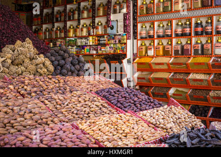 Marché traditionnel d'épices avec des herbes et des épices à Assouan, Egypte. Banque D'Images