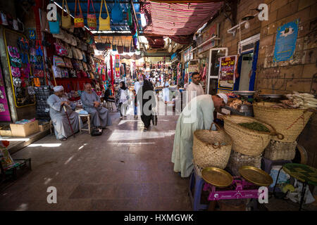 Bazar des épices traditionnelles avec des herbes et épices à Assouan, Egypte. Banque D'Images