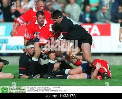 ROBERT JONES SE BLOQUE SUR BRISTOL V SARACENS RU 07 Octobre 1996 Banque D'Images