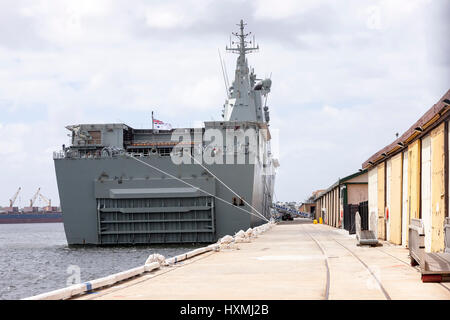 Fremantle en Australie occidentale, le HMAS Adelaide, porte-hélicoptères d'assaut amphibie/, un navire de classe Canberra amarré à quai. Banque D'Images