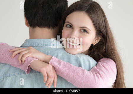 Portrait of young happy smiling woman hugging man with love Banque D'Images