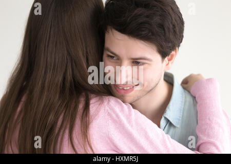 Smiling handsome guy embracing jeune femme, couple hugging on dat Banque D'Images