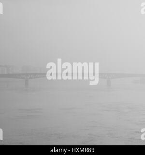 Scène de rêve mystérieux avec un pont traversant une rivière dans un paysage brumeux et misty Gray, premier jour de 2017, Budapest, Petofi Pont. Banque D'Images