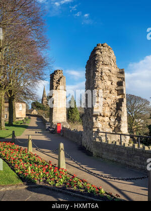 Tours ruinées au château de Knaresborough avec l'église Holy Trinity dans la distance au Nord Yorkshire Angleterre Knaresborough Banque D'Images