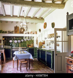 Table à manger dans une cuisine. Banque D'Images