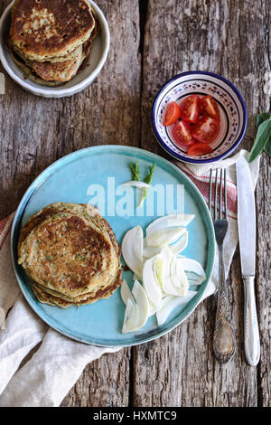 La farine de pois chiches courgettes vegan pancakes Banque D'Images