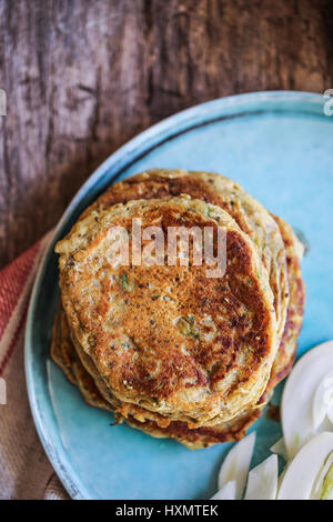 La farine de pois chiches courgettes vegan pancakes Banque D'Images