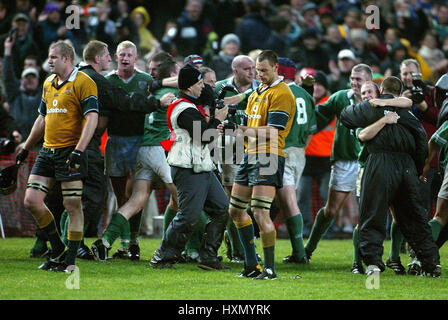 Célébrer la victoire de l'Irlande Irlande V AUSTRALIE LANSDOWNE ROAD DUBLIN 09 Novembre 2002 Banque D'Images