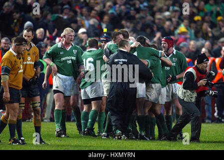 Célébrer la victoire de l'Irlande Irlande V AUSTRALIE LANSDOWNE ROAD DUBLIN 09 Novembre 2002 Banque D'Images