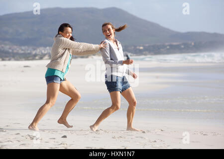 Portrait de deux amies, jouer sur la plage Banque D'Images