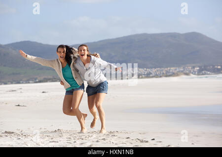 Portrait de deux copines riant de la plage Banque D'Images