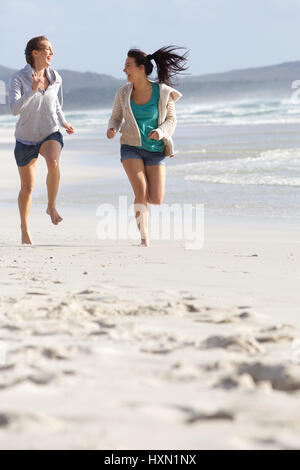 Portrait de deux femmes riant et tournant à la plage Banque D'Images