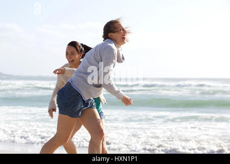Portrait de deux femmes franc rire à la plage Banque D'Images