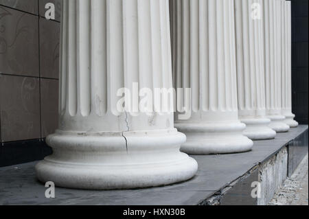 Colonnes blanches sur la façade de l'immeuble Banque D'Images