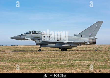 L'Eurofighter Typhoon de la RAF britannique RFA4 jets sur 'exercice Joint Warrior 2017 Lossioeouth à RAF, Morayshire. L'Écosse. Banque D'Images