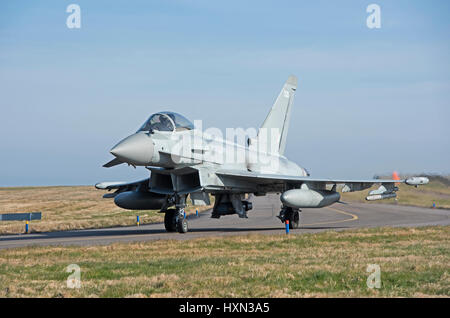 L'Eurofighter Typhoon de la RAF britannique RFA4 jets sur 'exercice Joint Warrior 2017 Lossioeouth à RAF, Morayshire. L'Écosse. Banque D'Images