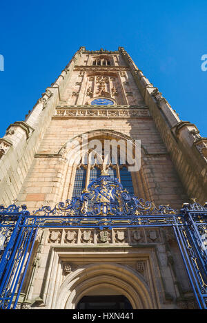 La cathédrale de Derby, low angle view de la tour du 16ème siècle de la cathédrale de Derby avec détail de Robert Bakewell au xviiie siècle, l'avant-plan des portes de fer, UK Banque D'Images