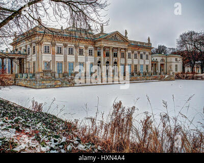 Varsovie, Pologne - janvier 01, 2016 : Le point de vue du "Palais sur l'eau" dans le "Royal de Lazienki park" lors de gelées en hiver Banque D'Images