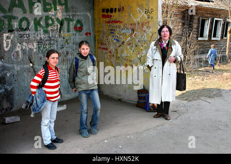 Tver, Russie - Mai 2, 2006 : Campagne Fédération lycéenne en attente à l'arrêt de bus Banque D'Images