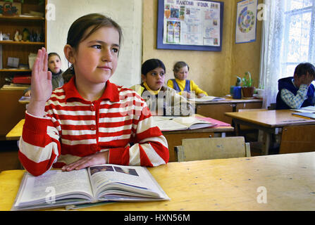 Podol village, région de Tver, Russie - Mai 7, 2006 : jeune fille Rurale lycéenne Tanya 11 ans lève la main, assis au bureau dans la salle de classe. Banque D'Images