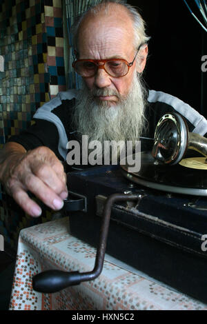 Région de Leningrad de Saint-Pétersbourg, Russie - le 23 août 2006 : Valentin Stepanovitch Shramko né en 1938, d'âge homme avec une barbe grise, portant des lunettes, Banque D'Images