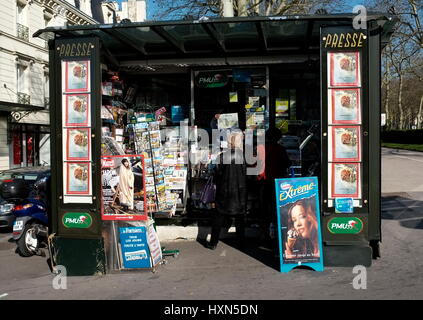 AJAXNETPHOTO. VERSAILLES, FRANCE. - NEWSTAND VENDEUR BRANDISSANT UNE COPIE DU JOURNAL LE MONDE DANS UN KIOSQUE DE LA VILLE. PHOTO:JONATHAN EASTLAND/AJAX REF:FX112103 5215 Banque D'Images