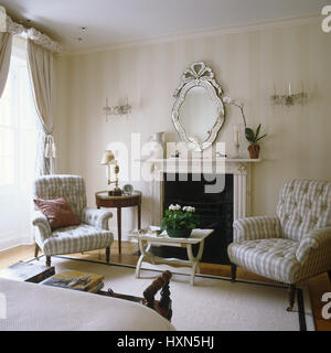 Cheminée et fauteuils en style rustique chambre à coucher. Banque D'Images
