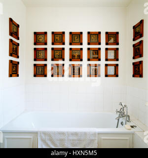 Salle de bains avec photos gréco-romaine. Banque D'Images