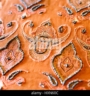Détaillant de perles sur tissu orange. Banque D'Images
