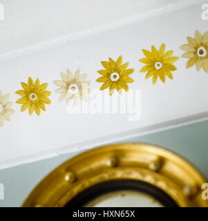 Modèle floral sur plafond de chambre à coucher. Banque D'Images
